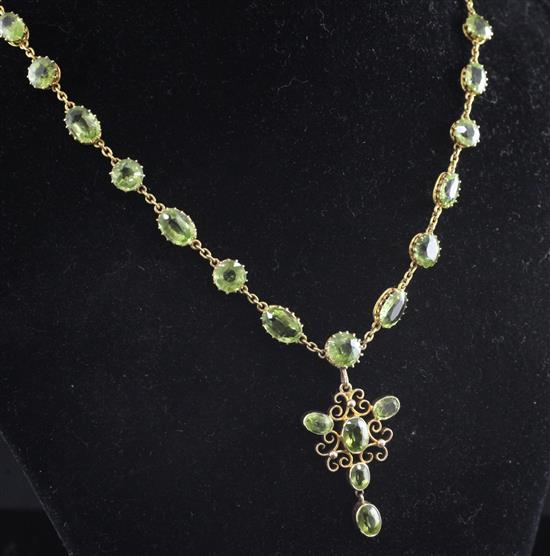 An Edwardian 9ct gold and peridot pendant necklace, chain 16in.